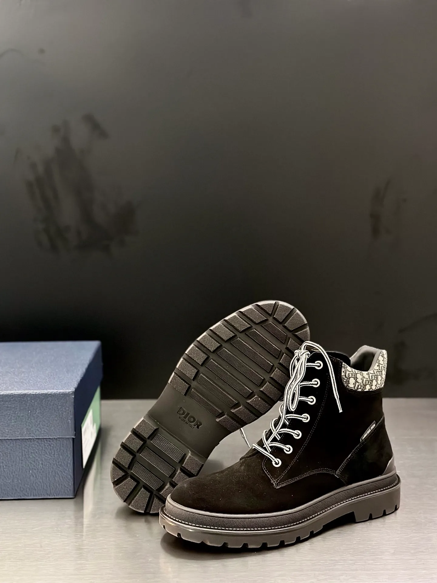 Men's shoes 💰960 Dior Dior high-top sneakers, top-quality goods produced in Dongguan, show version, leading counter trial style, Nappa cowhide material, light and breathable, soft and comfortable, easier to put on and take off, calfskin leather edging, distinctive sports style, genuine leather tongue Dior letter badge, showing the brand style, lightweight embossed pattern rubber sole, light and genuine leather feet, with original packaging Size: 39-40-41-42-43-44 (45, 46 customized) leather shoe size